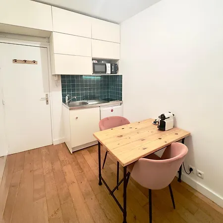 Lovely With Balcony And Spectacular Sacre-coeur View