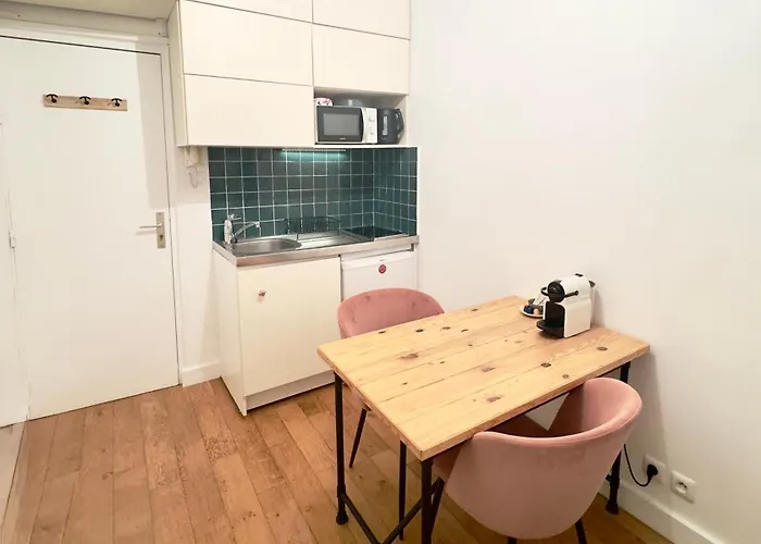 Lovely With Balcony And Spectacular Sacre-coeur View